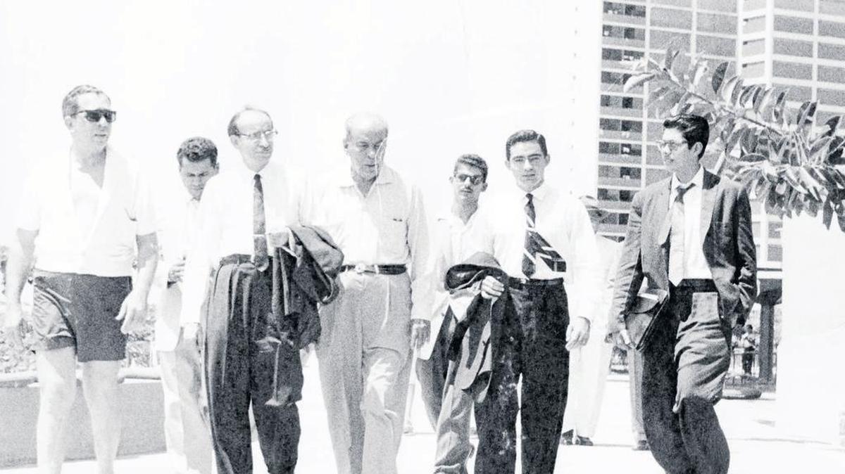 En la imagen, de izquierda a derecha: José Agustín Catalá (con shorts y lentes de sol); Raúl Roa, canciller de la Revolución Cubana y Rómulo Gallegos, entre otros. Caracas, circa 1959.