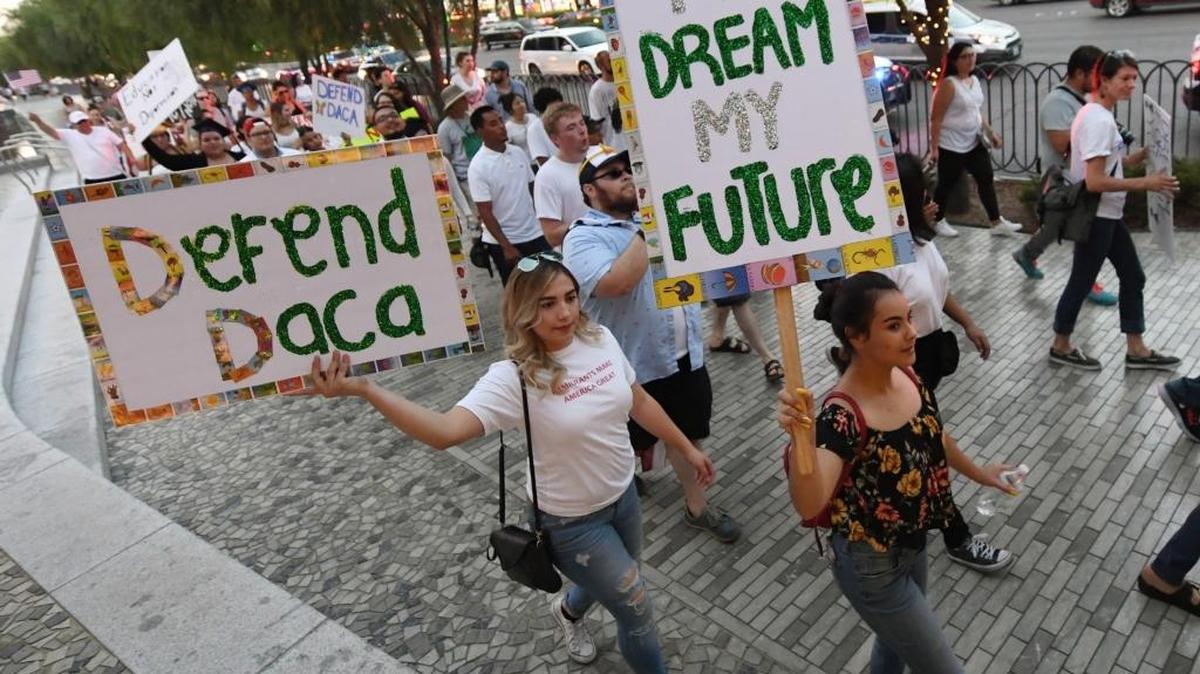 No hay estadísticas firmes que demuestren cuántos de estos inmigrantes, conocidos como Dreamers, trabajan en el sector de la salud, pero los líderes de la industria han sugerido que la terminación de DACA podría tener un impacto significativo, especialmente entre los estudiantes de medicina y asistentes de salud en el hogar.