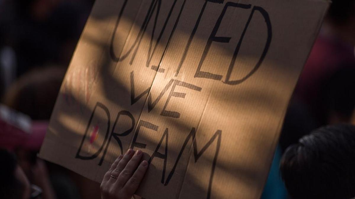 ‘Unidos soñamos’, proclama uno de los carteles durante una de las marchas que hubo el país para protestar luego de la decisión de la administración Trump de terminar con el programa de Acción Diferida para los Llegados en la Infancia (DACA).