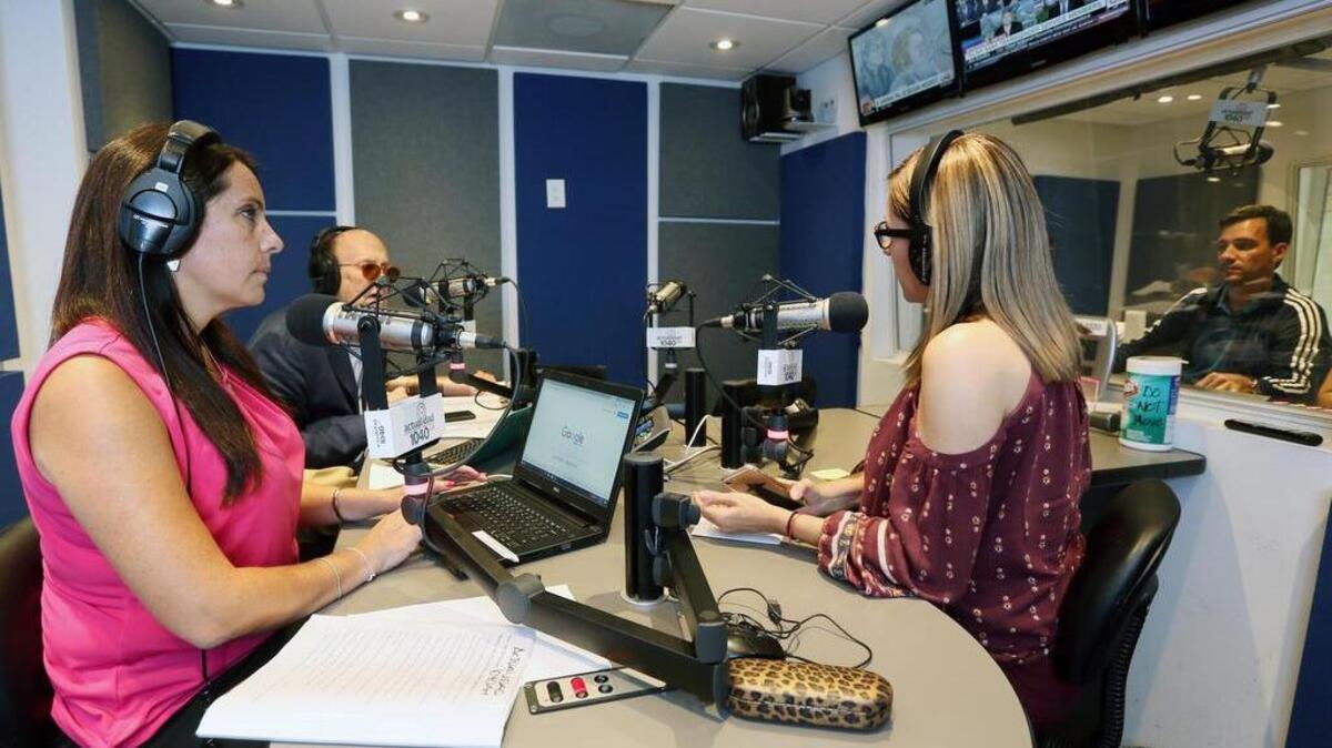 Los periodistas María Fernanda Silva (izq.) y Ricardo Brown, la directora de información Zairenna Barboza (der.) y el ingeniero de sonido Julio César Martínez (al fondo) en la cabina de Actualidad Radio el 26 de julio.