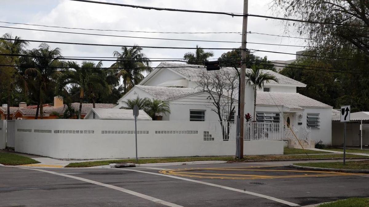 La persona que rentaba esta casa en el 2301 SW 4 Ave la usaba como si fuera un hostal, y rentaba colchones por noche a inquilinos pasajeros. Los vecinos se quejaron y la plataforma Airbnb la quitó de su sitio online.