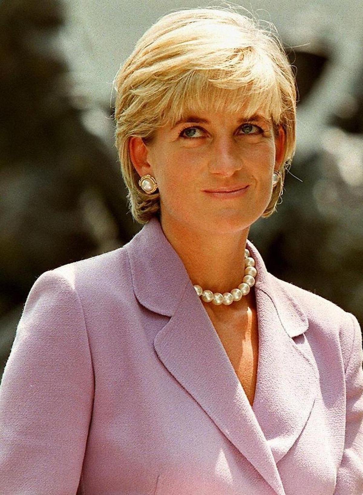 El trabajo de Diana para ayudar a los más desfavorecidos y su campaña para suprimir las minas antipersonas son parte de su importante legado. En la foto, en la sede de la Cruz Roja en Washington DC., en junio de 1997.