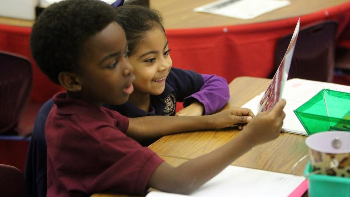 Los alumnos de Kindergarten Gregory Antoine y Kaylee Monteagudo en AIE Charter School en Miami Springs.