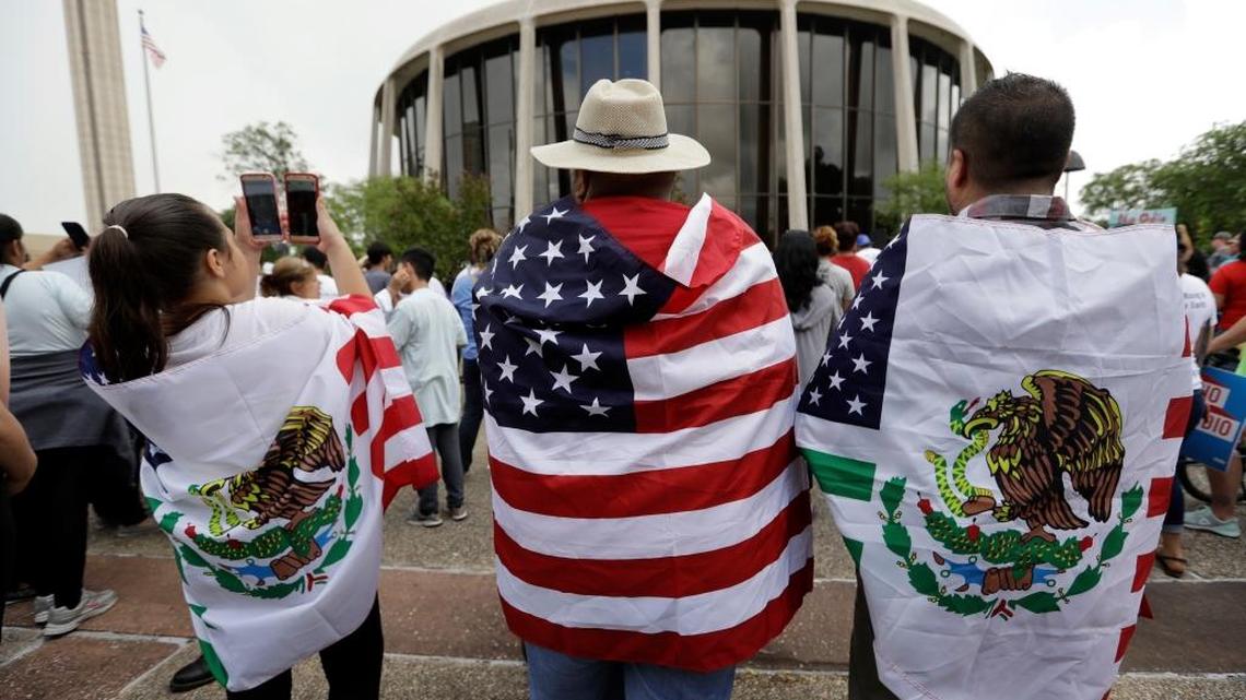 Un grupo de personas protesta contra posturas más duras con relación a la inmigración, en junio, frente a la Corte Federal, en San Antonio, Texas.