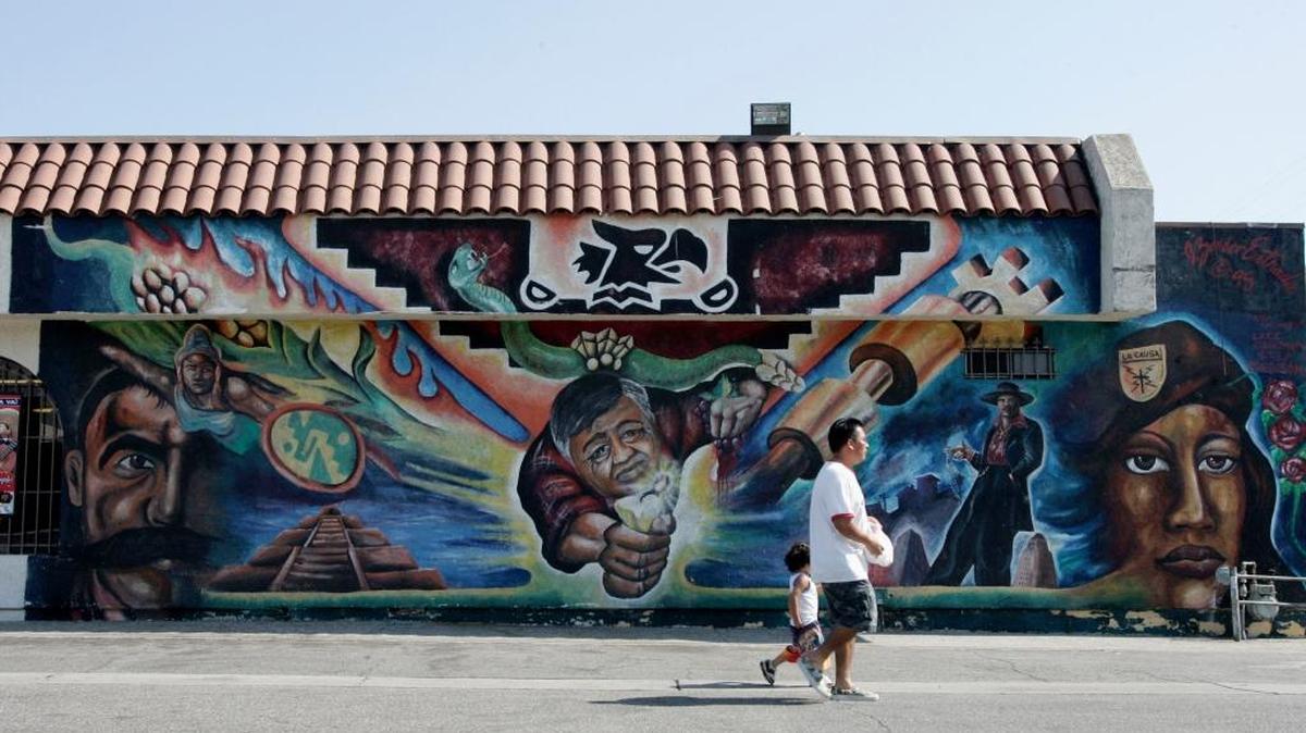 Un mural en East Los Angeles. Un estudio realizado por la Universidad de Pensilvania revela que jóvenes de ascendencia latina se sienten más discriminados que los indocumentados.