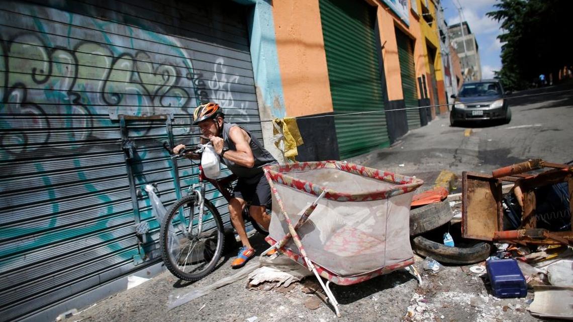Un residente del empobrecido barrio de Petare atraviesa una barricada puesta por manifestantes opositores que protestan contra el gobierno de Maduro, el 29 de julio.