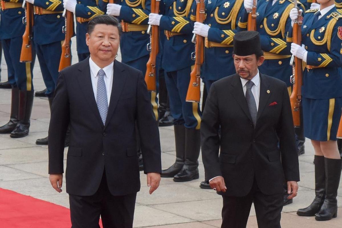 El sultán de Brunei, Hassanal Bolkiah (der.), con el presidente chino Xi Jinping durante una visita del primero a Pekín el 13 de septiembre.