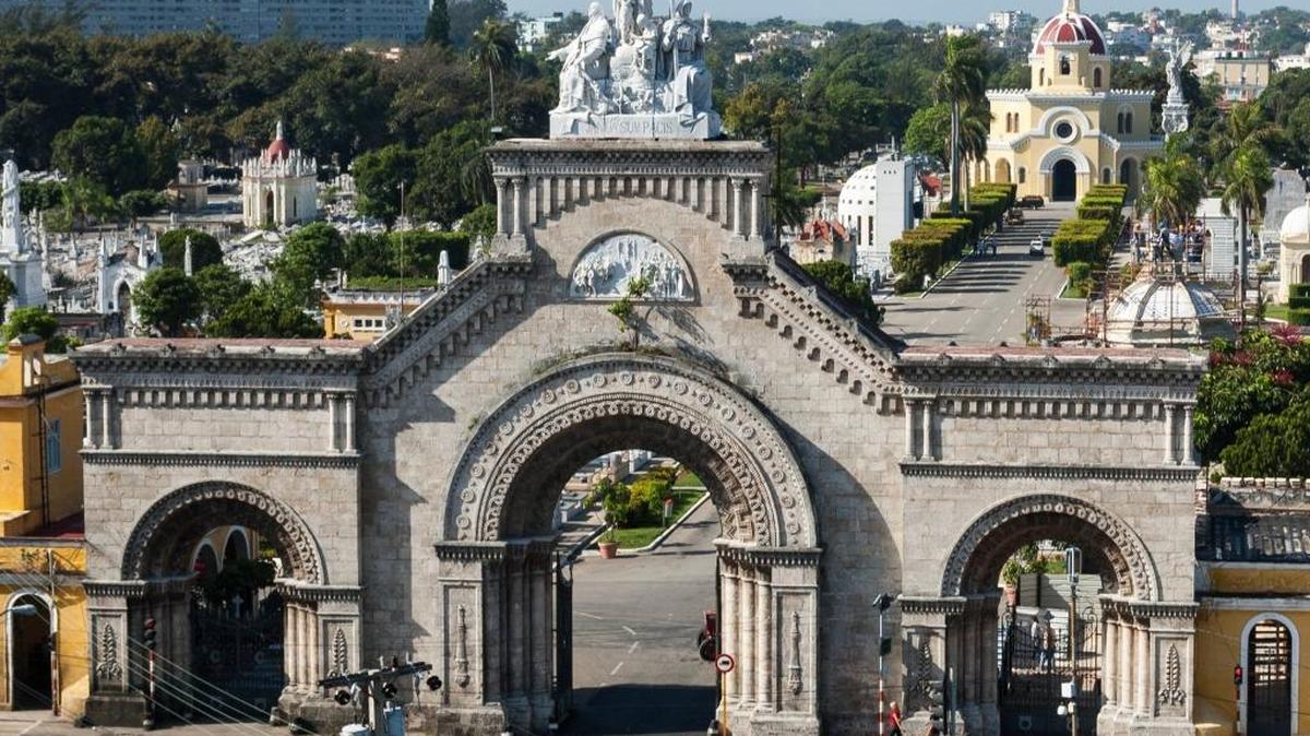 Entrada del Cementerio de Colón en La Habana. La venta de tumbas a un nuevo comprador con restos del difunto anterior es parte de las transacciones en el negocio funerario en Cuba.