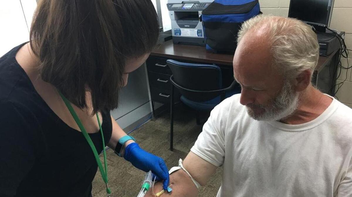 Michelle Mutchler, del Distrito Sanitario Metropolitano de San Antonio, le extrae sangre a James Harrison, para una prueba gratuita para detectar si tiene tuberculosis latente, una condición que no produce síntomas, pero puede transformarse en activa y volverse contagiosa.
