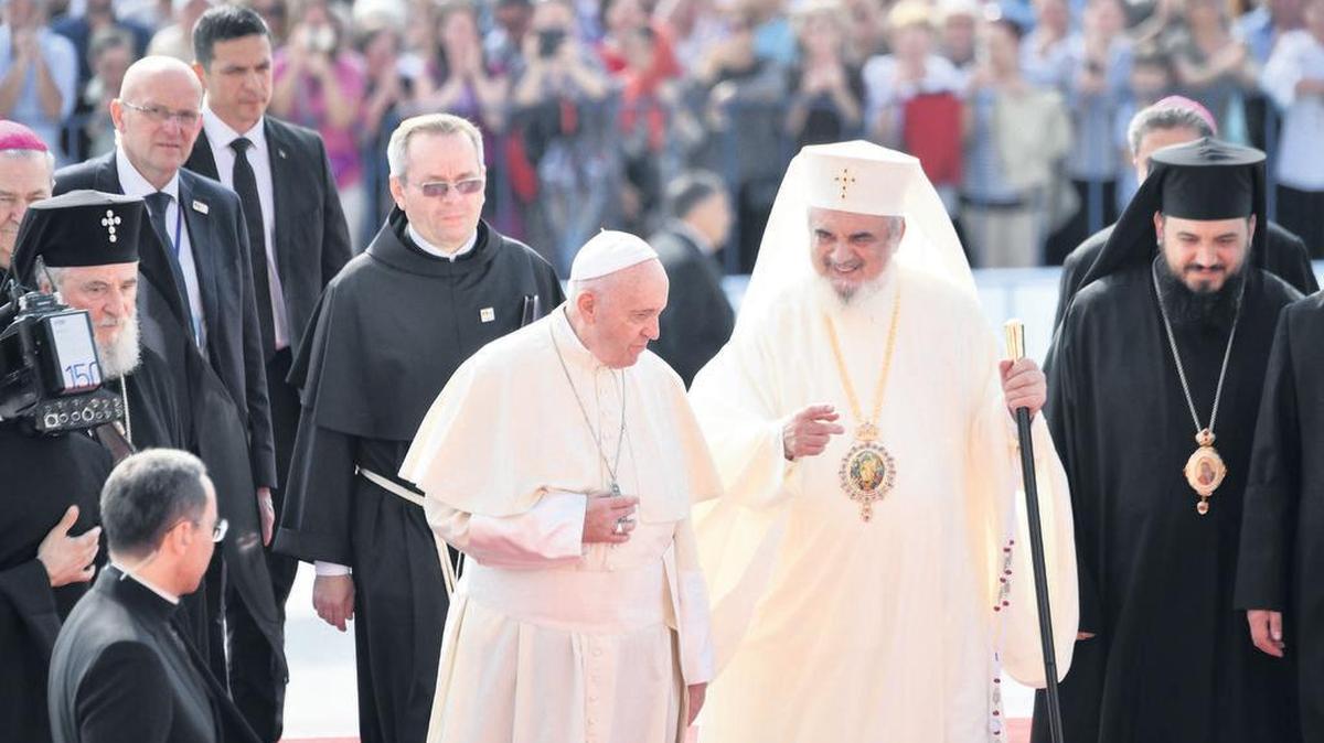 La primera escala del pontífice -que visita Rumanía veinte años después de que lo hiciera Juan Pablo II- fue en Bucarest, capital del país y de la región de Valaquia.