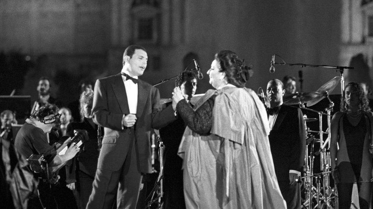 Imagen fechada el 8 de octubre de 1988, en Barcelona, de la soprano española Montserrat Caballé y el cantante de rock británico Freddie Mercury interpretan el tema ‘Barcelona’, compuesto por el líder de Queen, en el Festival ‘La Nit’, pórtico de la Olimpiada cultural que se desarrolló hasta 1992.