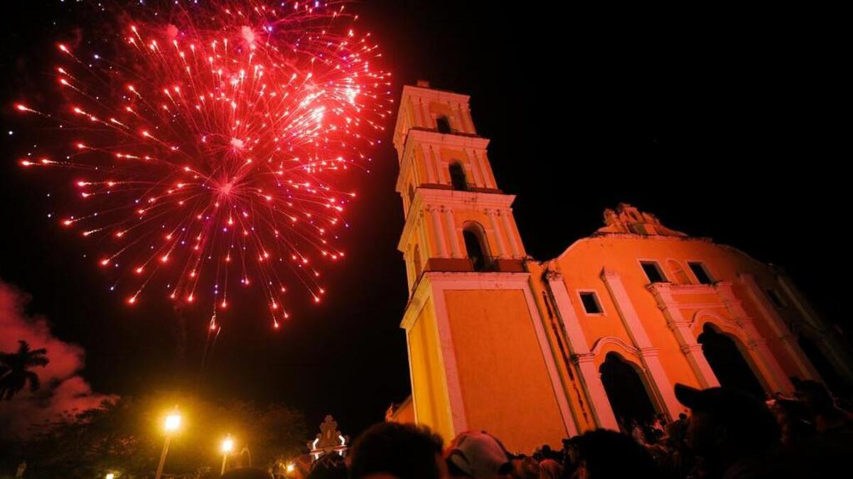 Residentes de la villa de Remedios, a unos 325 kilómetros al este de La Habana, disfrutan de los fuegos artificiales de sus tradicionales Parrandas, en la madrugada del 25 de diciembre del 2010.