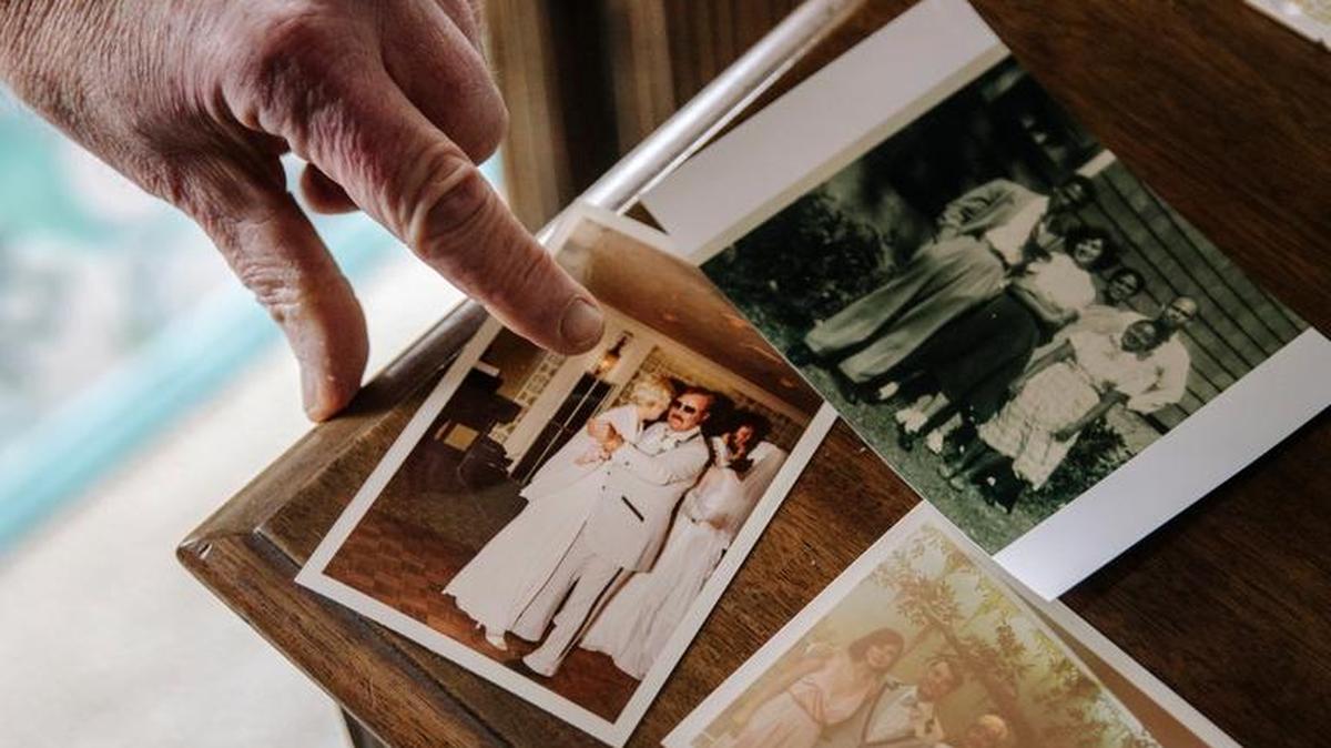 Bob Hutchinson muestra fotos familiares en su casa en Pacifica, California, el 23 de agosto. Un grupo significativo de compañías ofrece pruebas de ADN que prometen descubrir la herencia del cliente, y con su permiso, identificar parientes.