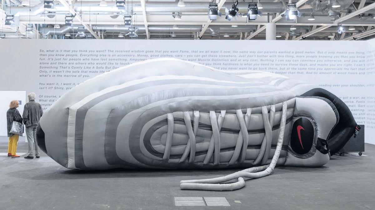 ‘Big Sneaker’ (lit. La gran zapatilla), del artista alemán Olaf Nicolai, en el marco de la exposición internacional Art Basel.