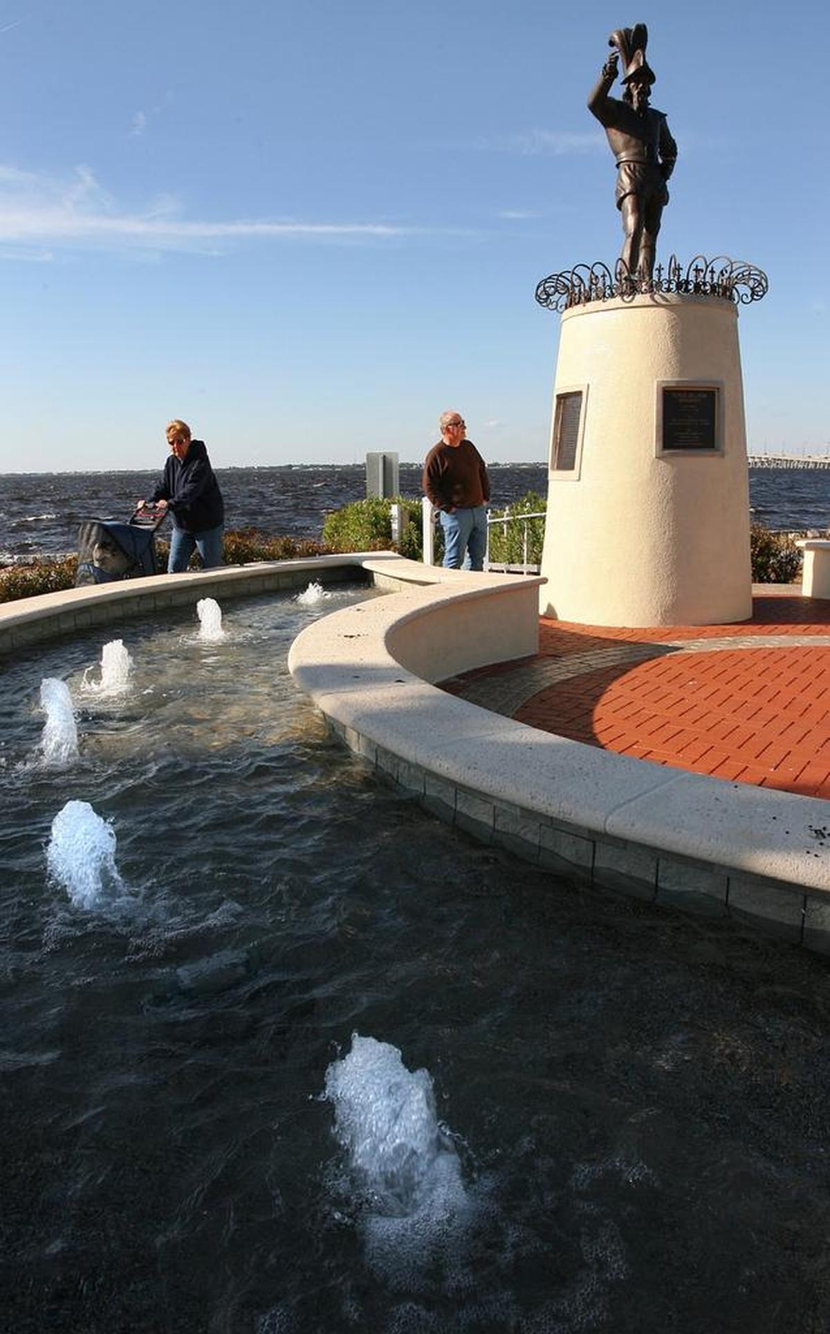 Un monumento al explorador español Juan Ponce de León, quien guió la primera expedición a la Florida, junto a la bahía de Charlotte en el Gilchrist Park, en la ciudad floridana de Punta Gorda. Los sectores que cuestionan estos monumentos dicen que los españoles cometieron un genocidio étnico.