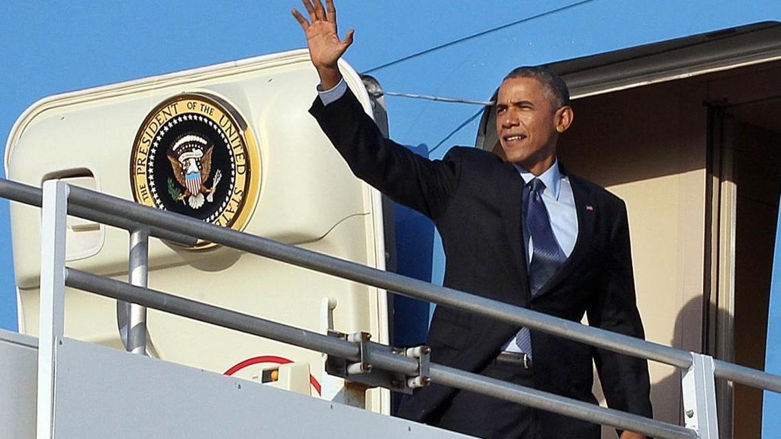 El presidente Barack Obama saluda desde el Air Force One. El 23 de marzo llegará a Argentina, después de visitar Cuba, para reunirse con el presidente argentino Mauricio Macri.