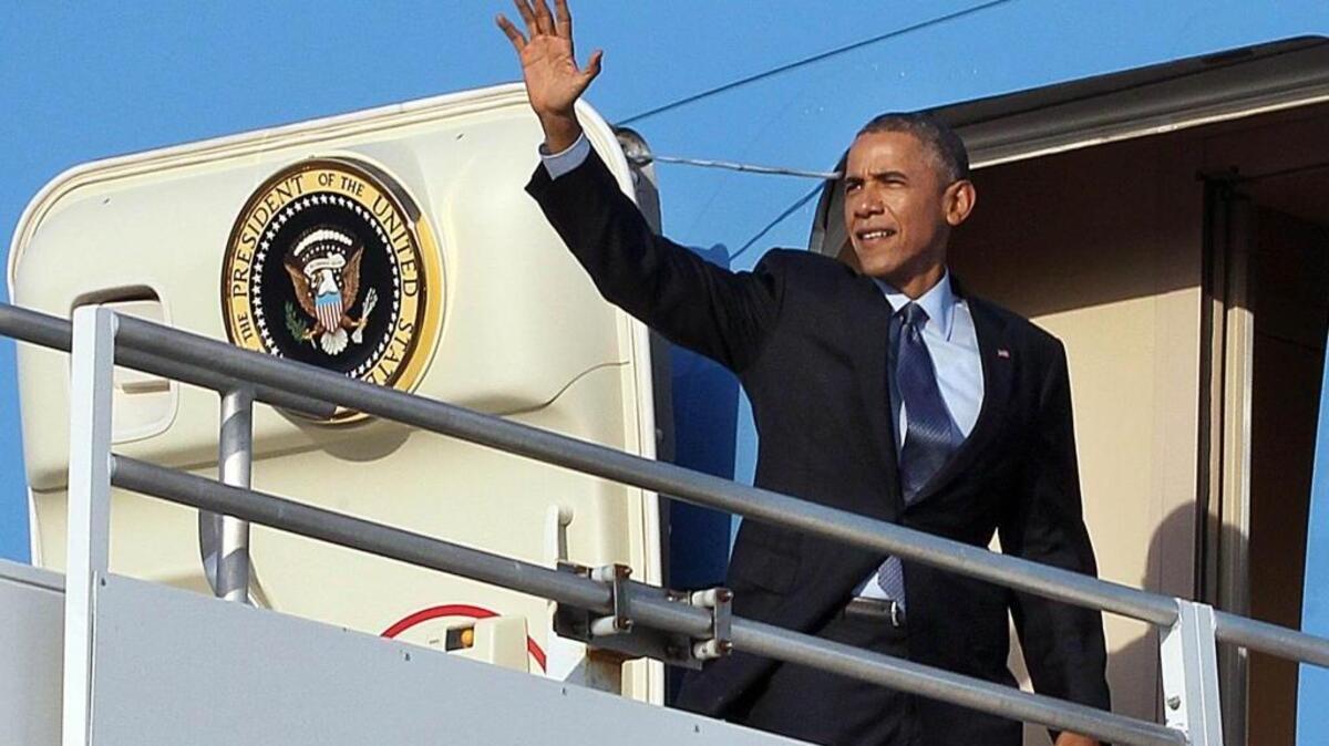 El presidente Barack Obama saluda desde el Air Force One. El 23 de marzo llegará a Argentina, después de visitar Cuba, para reunirse con el presidente argentino Mauricio Macri.