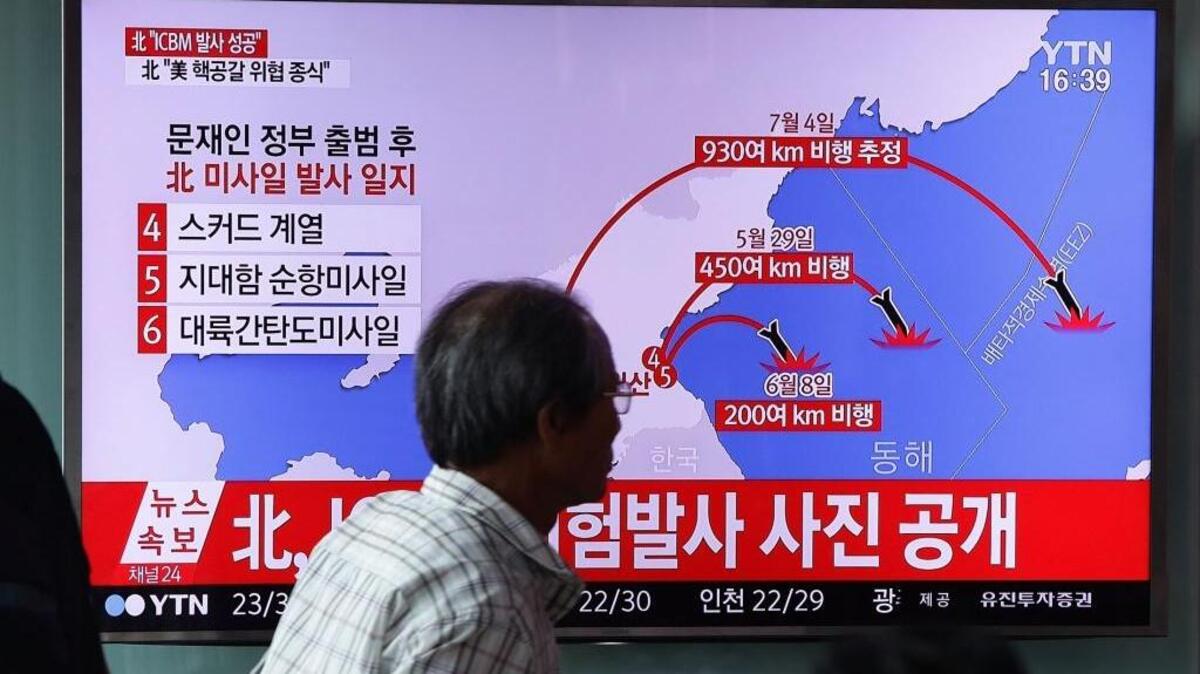 Una persona observa la transmisión televisiva del lanzamiento de un misil norcoreano el 4 de julio, en la Seoul Railway Station en Seúl, Corea del Sur.