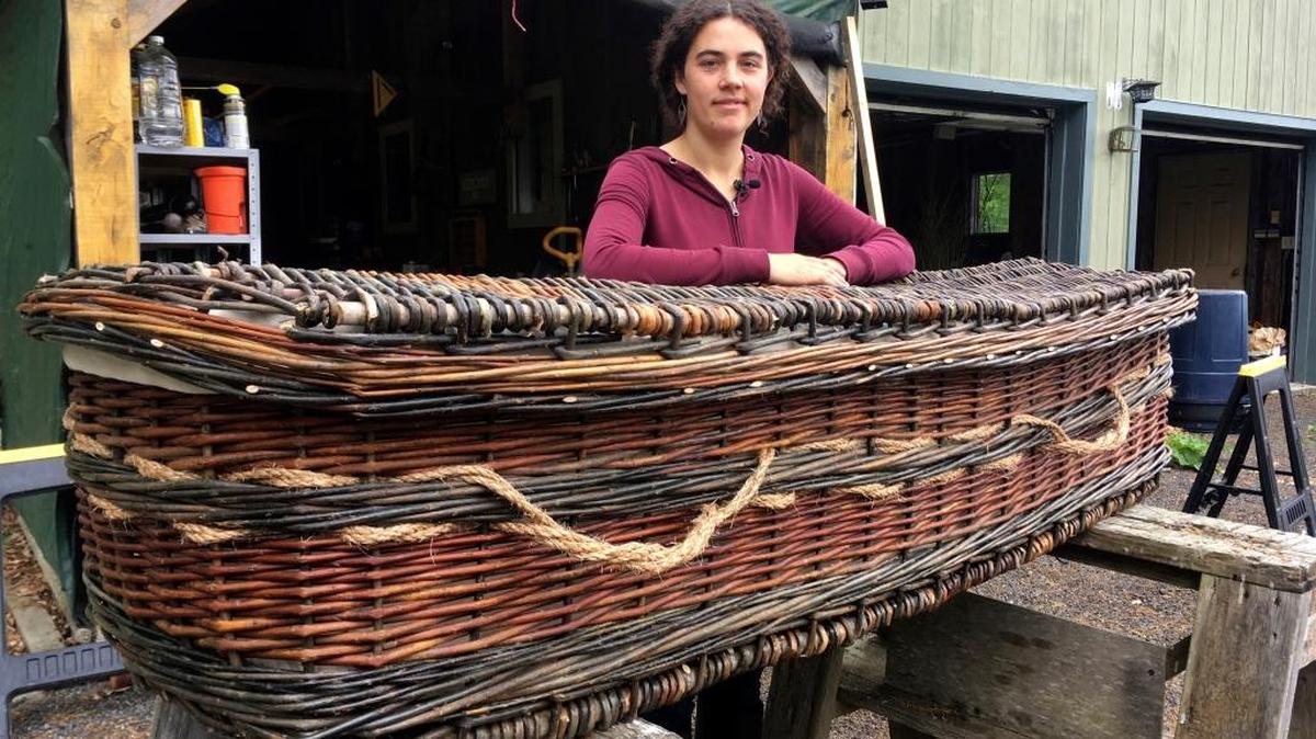 Mary Lauren Fraser posa junto a este ataúd de mimbre tejido por ella, en Montague, Massachusetts. Fraser vende urnas funerarias y ataúdes biodegradables, como parte de la tendencia de entierros verdes.