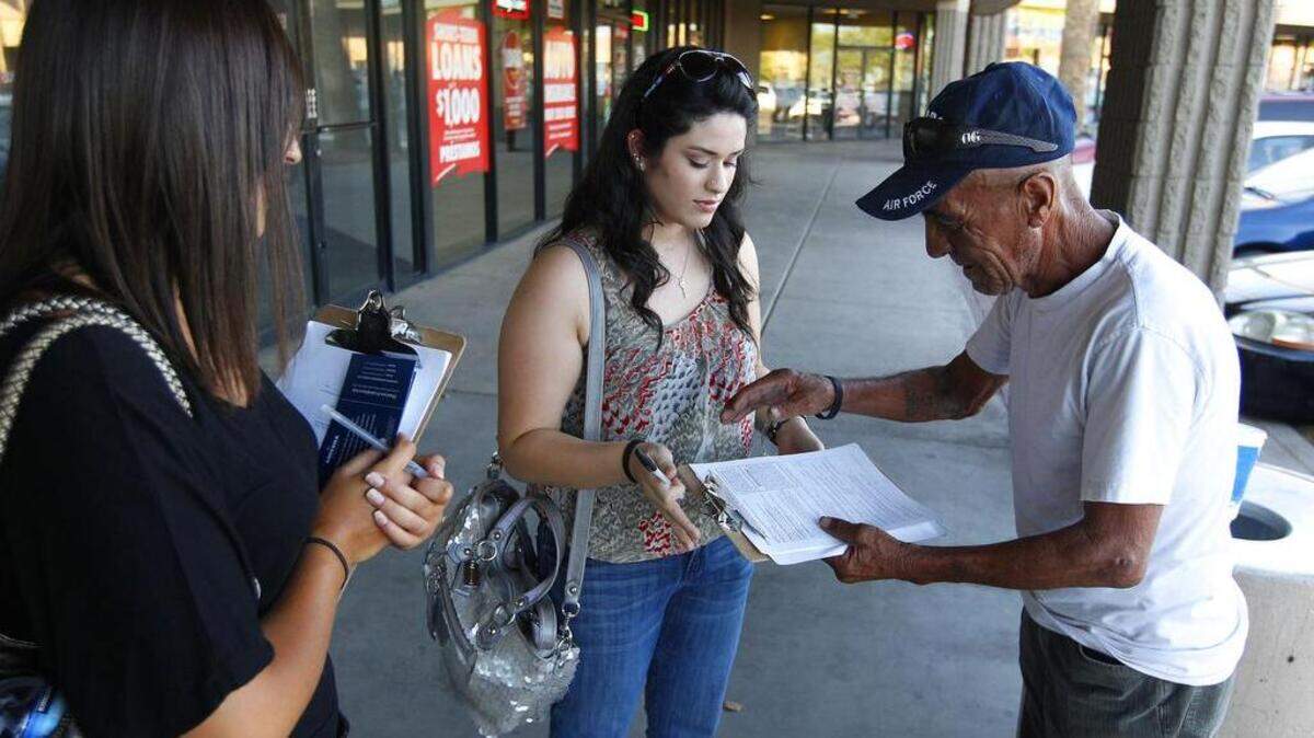 Muchos líderes políticos latinos que he entrevistado dicen que las encuestas a pie de urna no pueden definir con precisión quién es latino y que estas encuestas no se basan en muestras representativas de los distritos latinos.
