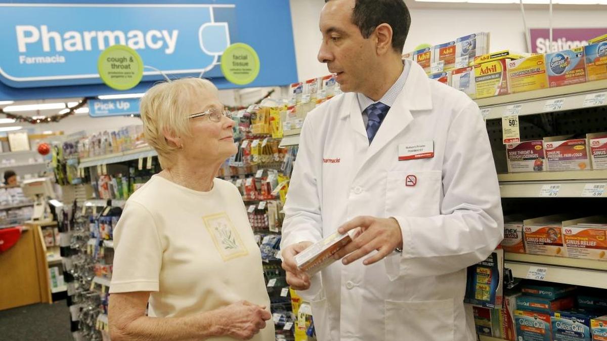 Para las personas que toman múltiples medicamentos por condiciones crónicas, ir y venir muchas veces de la farmacia para recoger las píldoras puede hacer más difícil seguir las órdenes de sus médicos.
