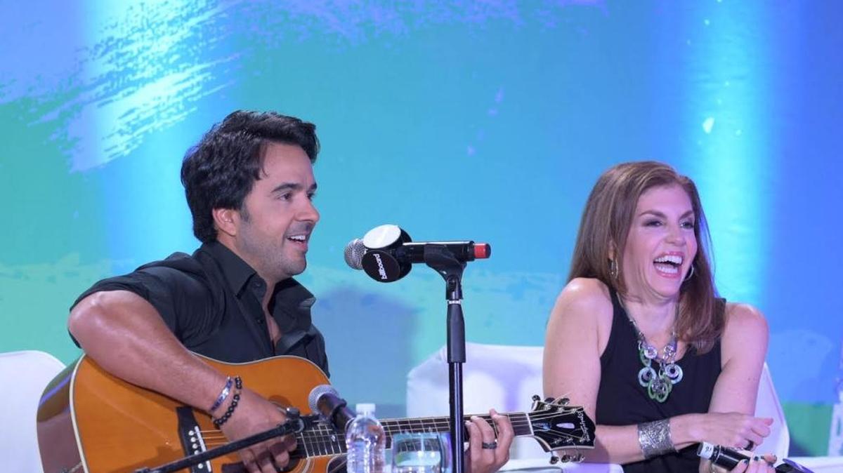 El cantante Luis Fonsi con Leila Cobo, directora ejecutiva de contenido latino y programación de Billboard, en la conferencia de Billboard del 2015.