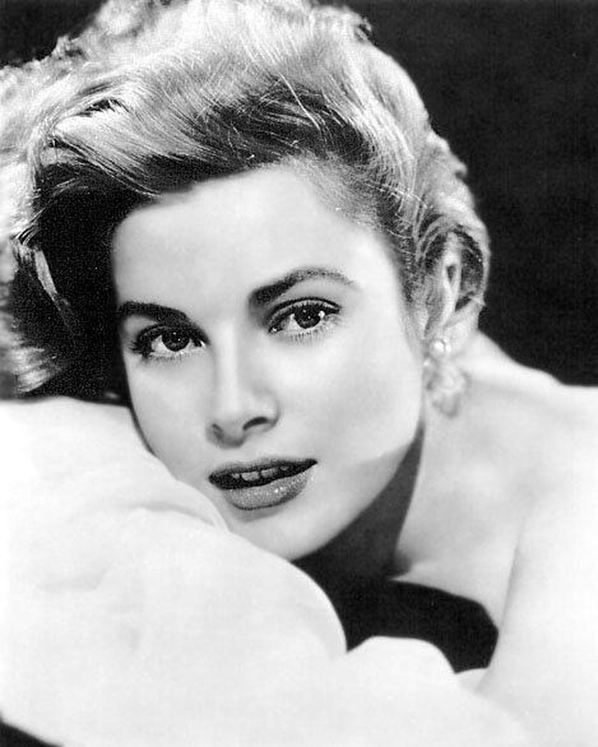 Grace Kelly fue una mujer en “un mundo de hombres”, algo que lejos de amedrentarle reforzó su voluntad de trabajar por conseguir salir adelante como actriz.