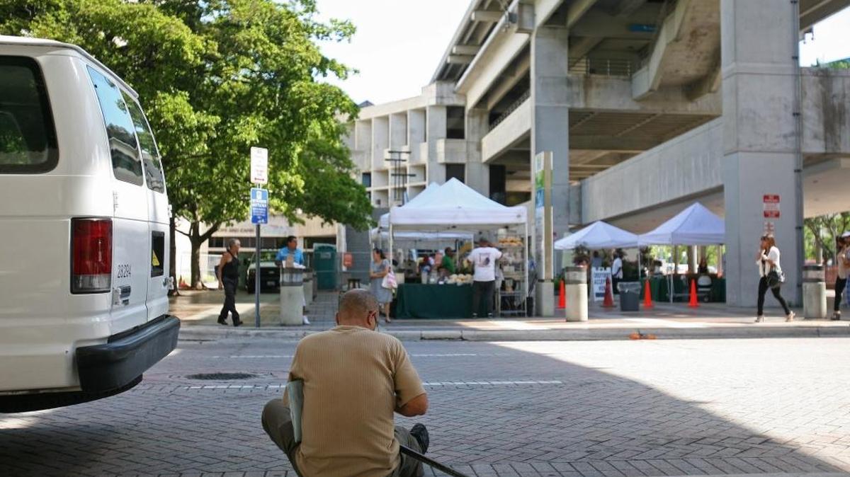 Un desamparado espera para recibir atención en la clínica Homeless Attention Clinic, en Miami, en junio.