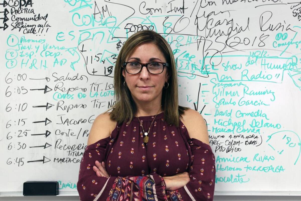 Zairenna Barboza, directora de programación de Actualidad Radio 1040 AM, frente a un tablero al que ella llama ‘El poder de la palabra’ y en el que apunta todas sus ideas. Fotografía del miércoles 26 de julio del 2017.