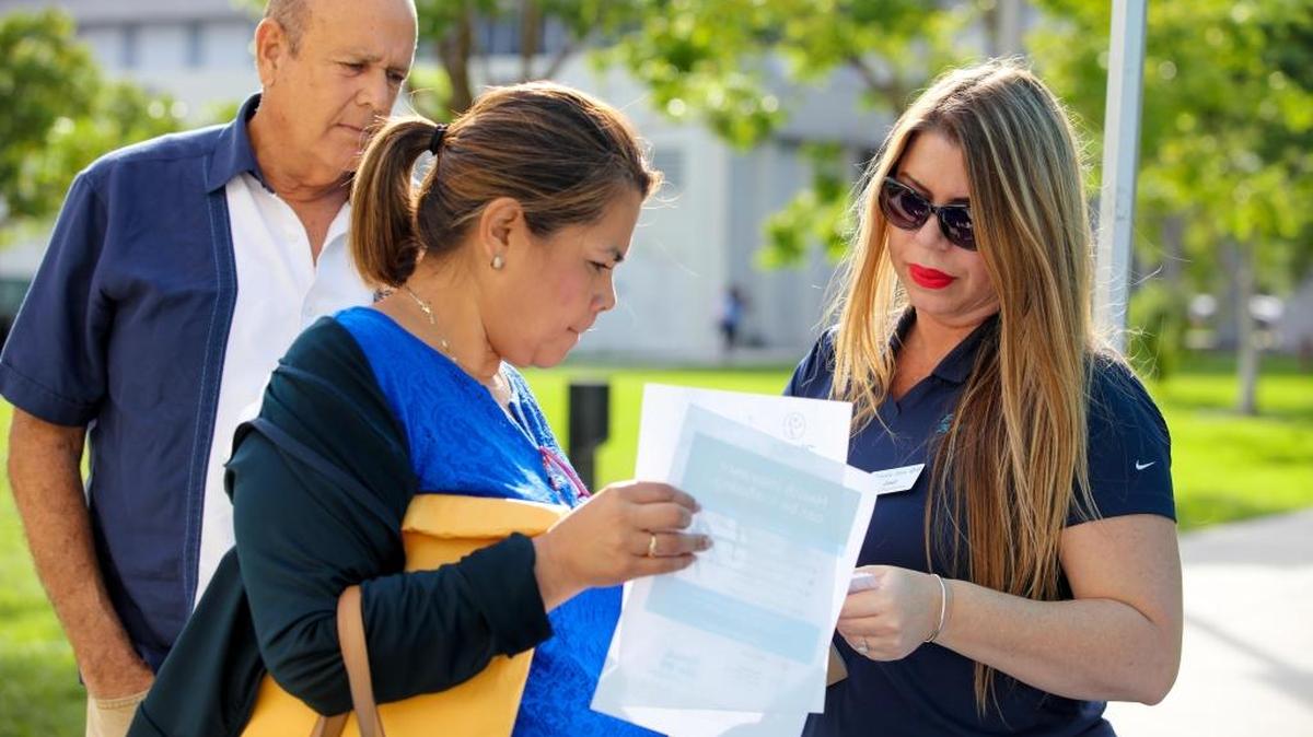 Muchos hispanos prefieren inscribirse para cobertura en persona, con un navegador entrenado.