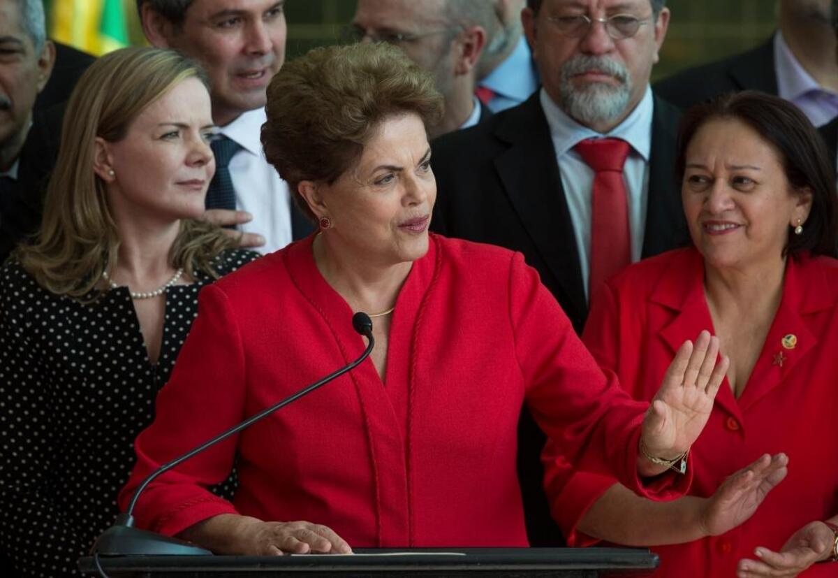 La ex presidenta Dilma Rousseff, en foto de agosto del 2016, fue acusada y destituida de su cargo por mover grandes cantidades de dinero entre cuentas con el fin de que las finanzas de su gobierno se vieran en un mejor estado.