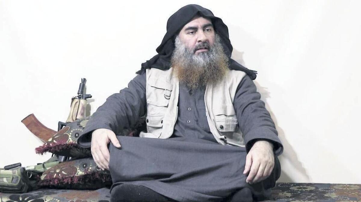 Desarreglado y nunca de pie en el video, la presentación de al-Baghdadi contradice las versiones de Rusia e Irak de que había muerto.