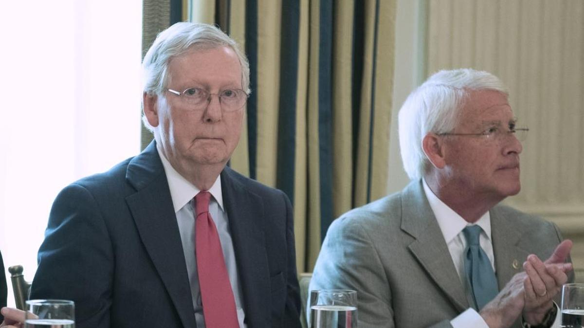 El líder de la mayoría del Senado Mitch McConnell (izq.); en la foto junto al senador Roger Wicker, durante un almuerzo con los miembros del Congreso que ofreció el Presidente Donald J. Trump en la Casa Blanca.