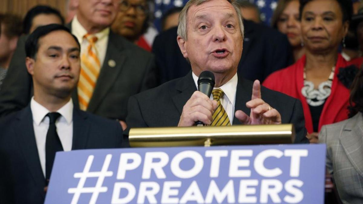 El senador Dick Durbin habla en una conferencia de prensa acerca de la decisión del presidente Donald Trump de eliminar el programa DACA.