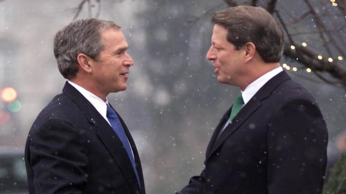 Rivales en histórica elección. El entonces presidente electo George W. Bush y el vicepresidente Al Gore en Washington, en diciembre del 2000.