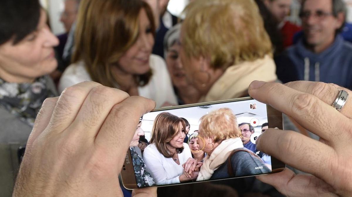 El uso del teléfono móvil permite captar momentos y personajes de trascendencia mediática como, en este caso, la política española Susana Díaz.