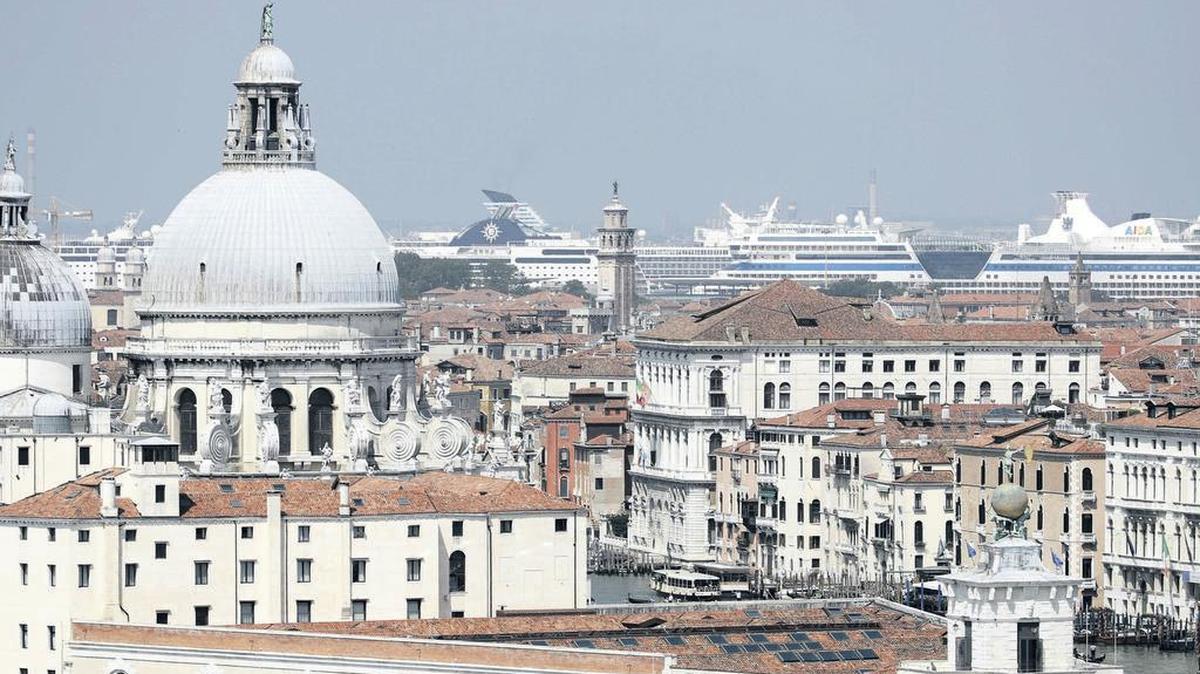 Cruceros de turistas atracados en Venecia.