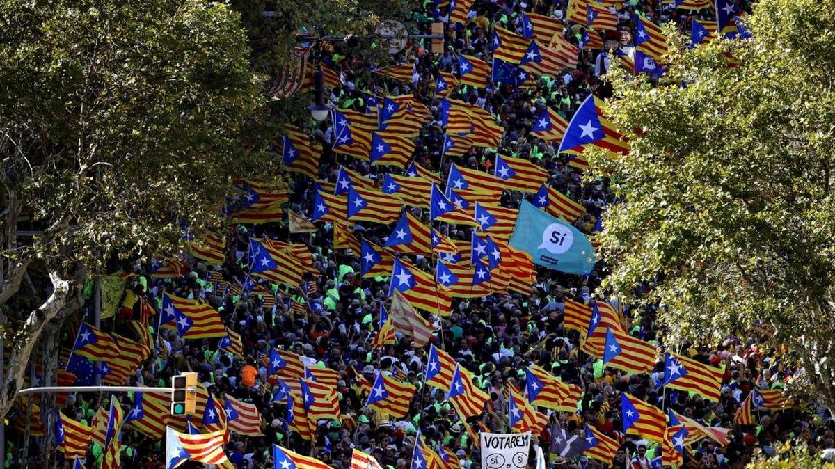 Miles de personas abarrotan el paseo de Gracia de Barcelona durante la tradicional manifestación convocada con motivo de la Diada del 11 de septiembre, después de que esta semana el Govern haya convocado el referéndum para el 1 de octubre y el TC lo haya suspendido.
