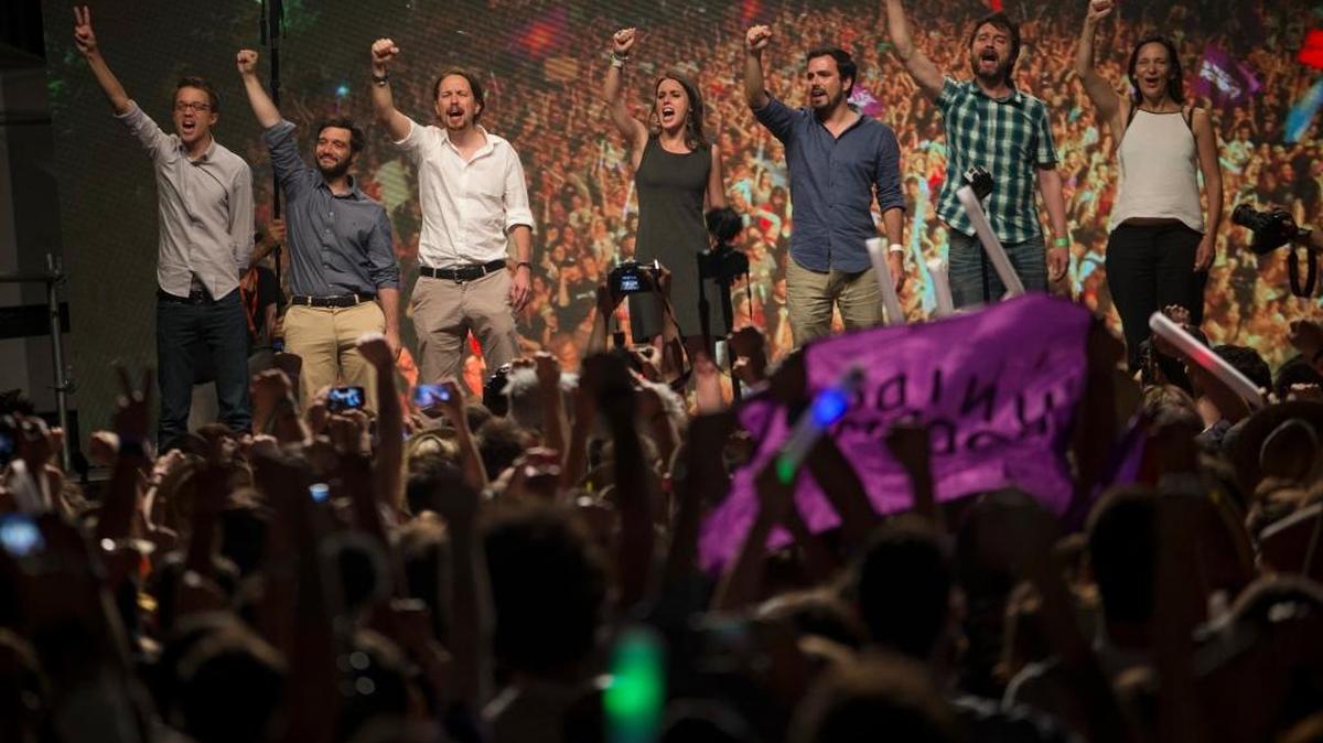 El líder del partido izquierdista Podemos, Pablo Iglesias (tercero, izq.), grita eslogans con otros miembros del partido después de saberse los resultados de las elecciones generales en España, en junio del 2016.