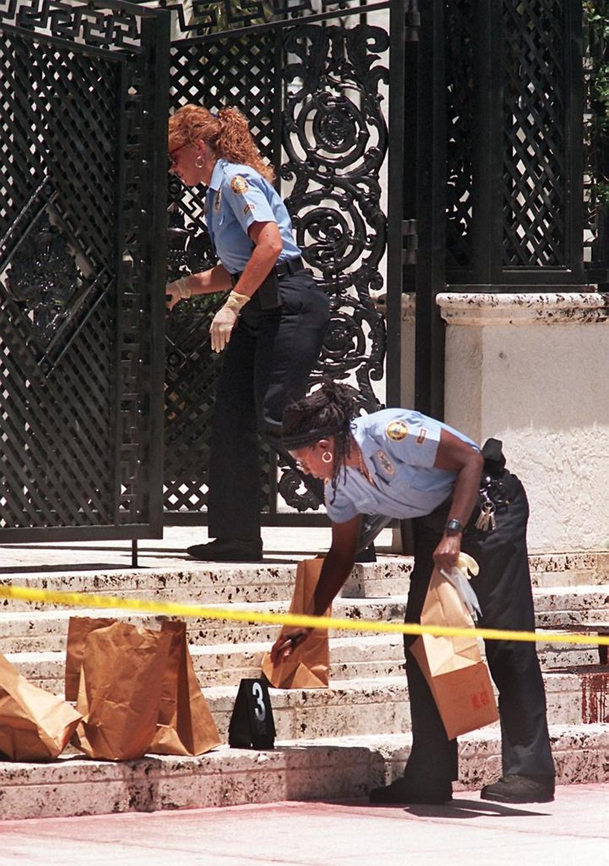 Lox expertos en homicidio recopilan pruebas después del asesinato de Versace, el 15 de julio de 1997.