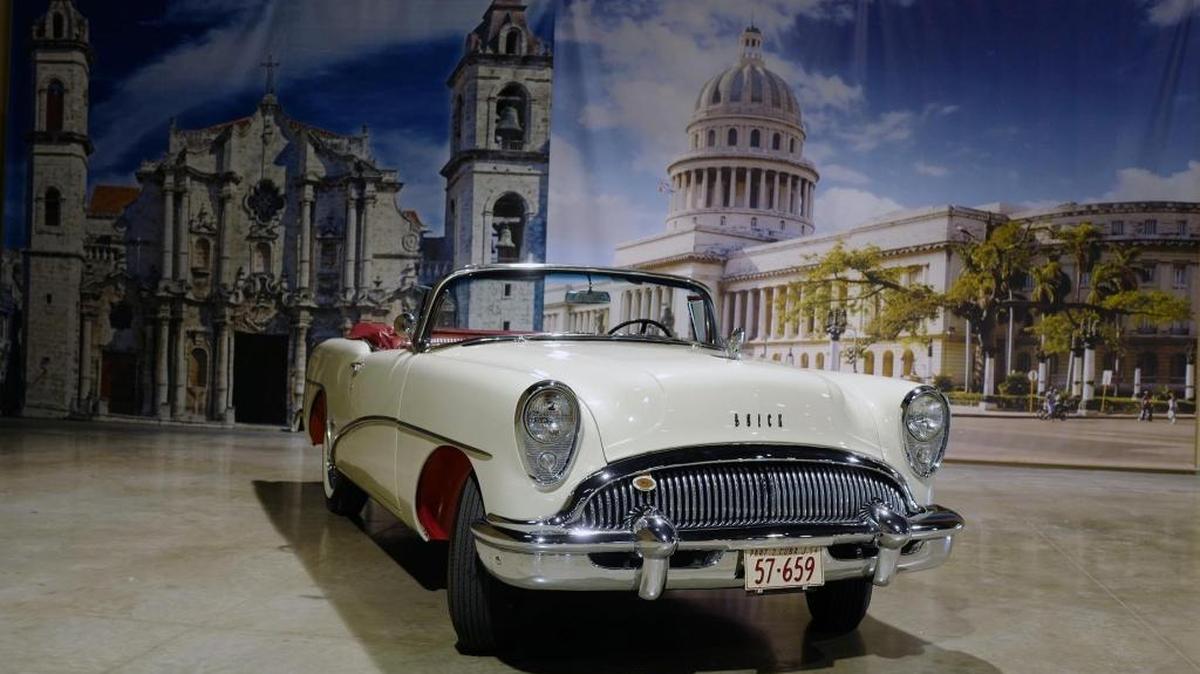 La exhibición de autos antiguos incluye un Buick convertible de 1954 propiedad de Frank García