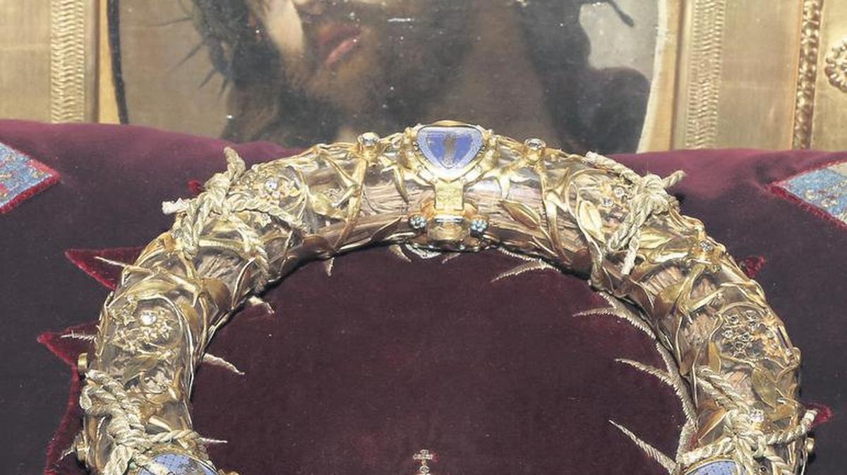 La alcaldesa de París, Anne Hidalgo, dijo que se salvó la corona de espinas, la reliquia más sagrada de la catedral. Fue traída a París por el rey Luis IX en el siglo XIII.