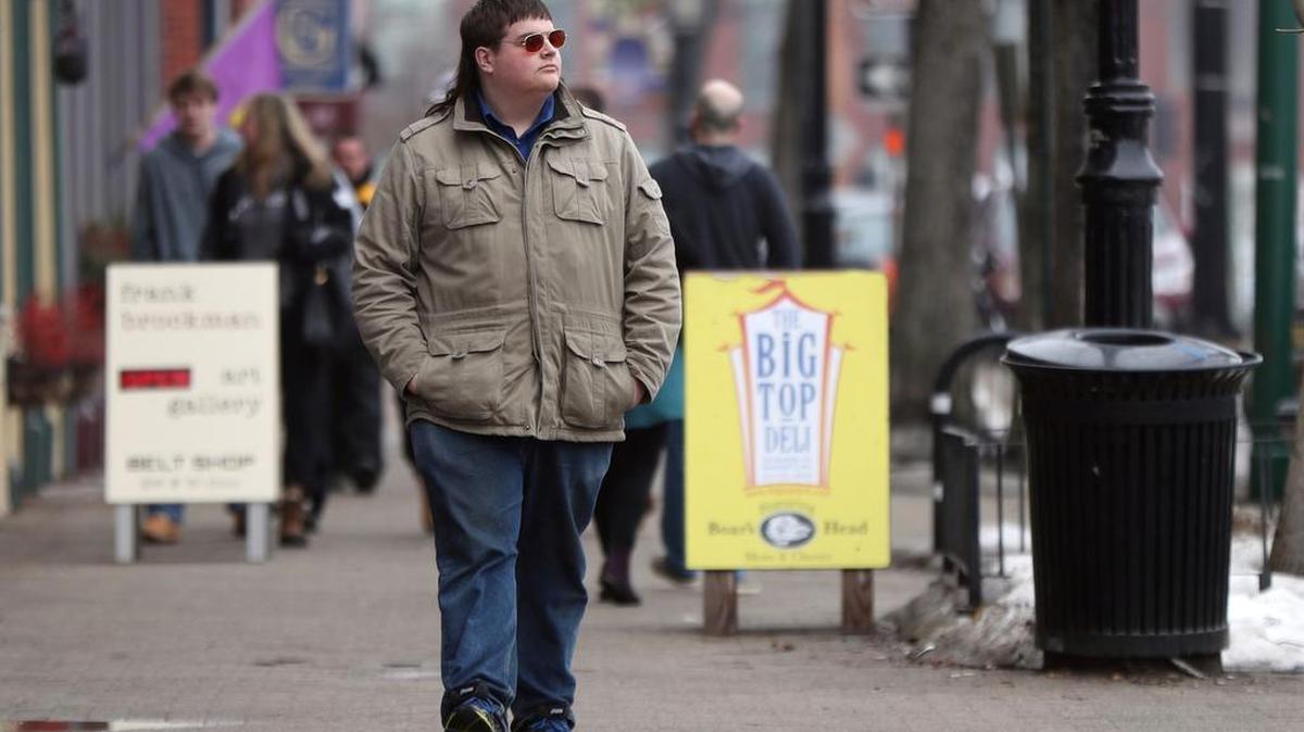 Chaz Wing camina por Maine Street en Brunswick, Maine, en febrero. Wings ha compartido su historia como víctima de abusos sexuales. Una reciente investigación reveló que este problema va en aumento en las escuelas de EEUU.