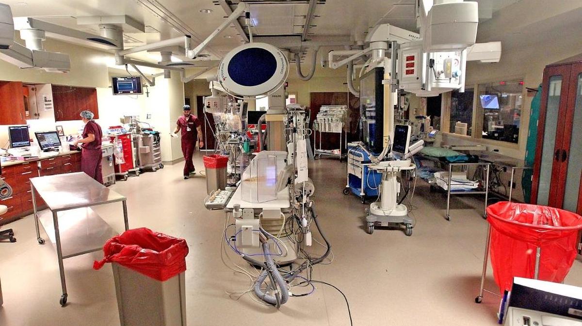 Las cirugías ‘en simultáneo’ se dan en hospitales universitarios en los que los cirujanos delegan en residentes o becarios partes de una cirugía mientras intervienen a un segundo paciente, en otro quirófano.
