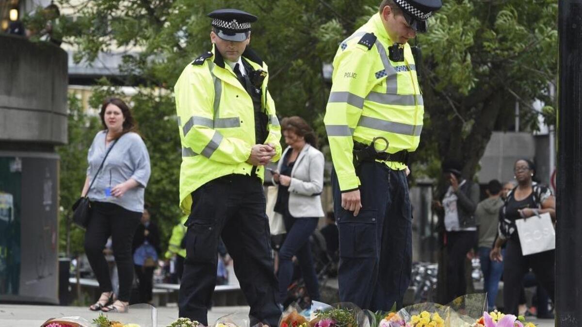 Agentes de la Policía británica permanecen en la zona del puente de Londres y el mercado de Borough después del ataque del sábado en la capital británica.