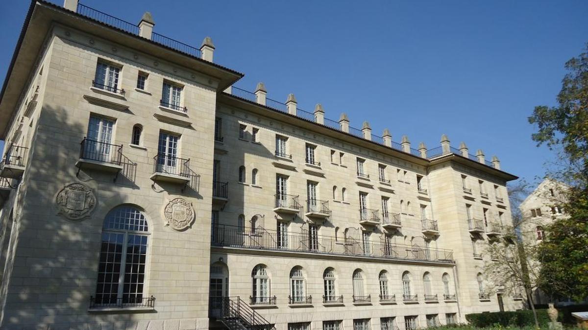 La Casa Cuba se fundó en 1929, fue diseñada por el arquitecto francés Albert Laprade, quien inspirándose en la elegante arquitectura del clasicismo francés dotó su fachada de un juego de volúmenes que recuerda a la Catedral de La Habana.