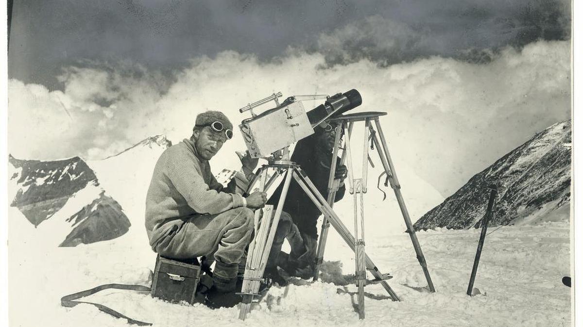 El capitán John Noel, fotógrafo y cineasta, acompañó la expedición de la Royal Geographical Society que subió el Everest en 1922.