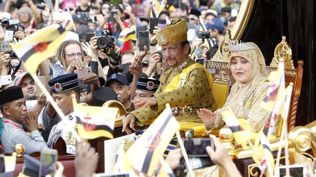 El sultán Hassanal Bolkiah saluda a sus ciudadanos acompañado por su primera esposa, Pengiran Anak Saleha, el 5 de octubre.