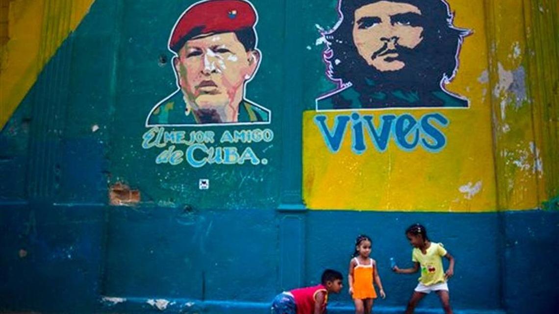 Un mural muestra la imagen del fallecido gobernante venezolano Hugo Chávez y del Che Guevara en una calle de La Habana.