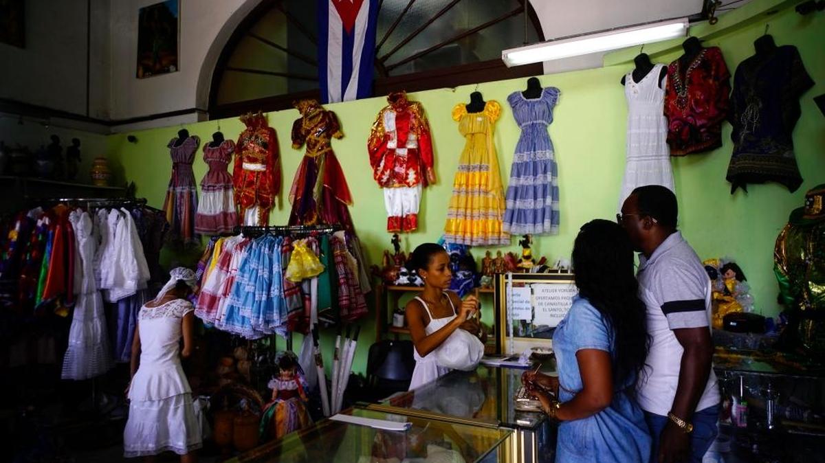 Una tienda especilizada en artículos religiosos en Cuba.
